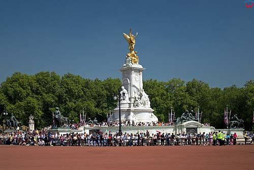 Londyn. Turyści przed Quuen Victoria Memorial w oczekiwaniu na zmianę warty przed Pałacem Buckingham